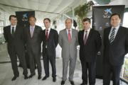 NIEVES SANZ  Juan Reguera (cuarto por la izquierda), junto a los delegados de zona de La Caixa en Andalucía
