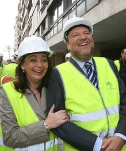 La consejera de Obras Públicas reconoce el «calvario» para acceder a Sevilla desde el Aljarafe y el PP insiste en el «abandono» del área metropolitana