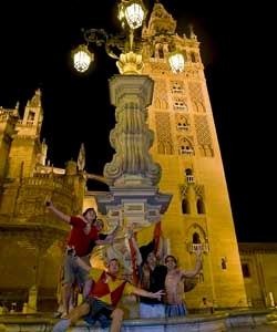 Casi 4 toneladas de basura, balance de fiesta por la Eurocopa en Sevilla