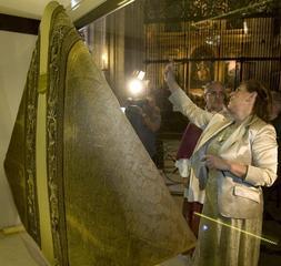 La Capa Pluvial de Carlos V llega a la Catedral de Sevilla tras su restauración