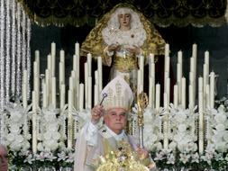 El cardenal coronó a la Virgen de los Dolores entre el clamor de Gines