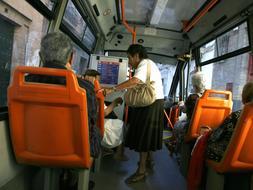 El bus eléctrico planta cara al tranvía en el centro