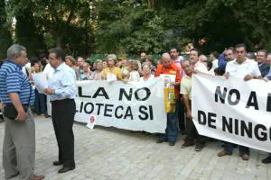 La protesta contra la Biblioteca del Prado no pudo llegar al Ayuntamiento