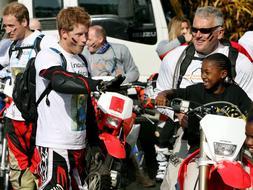 Los Príncipes Guillermo y Harry, en moto por Sudáfrica con fines benéficos