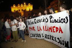 La Policía Local multa a cuatro jóvenes por «hablar en la calle»