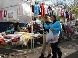 Prohibido anunciar productos por megafonía en los mercadillos sevillanos