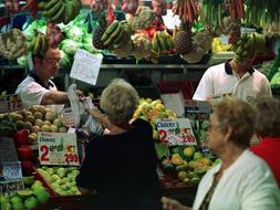 Siete de cada diez puestos de los mercados sevillanos no cumplen las normas de higiene o información