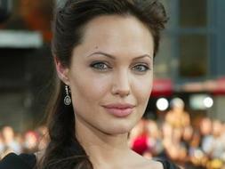 Jolie dedica su último papel a su difunta madre