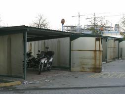 La Policía Local no puede estrenar 37 motos apiladas desde verano por falta de un garaje