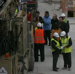 Técnicos de Metro de Sevilla trabajan en la zona del hundimiento