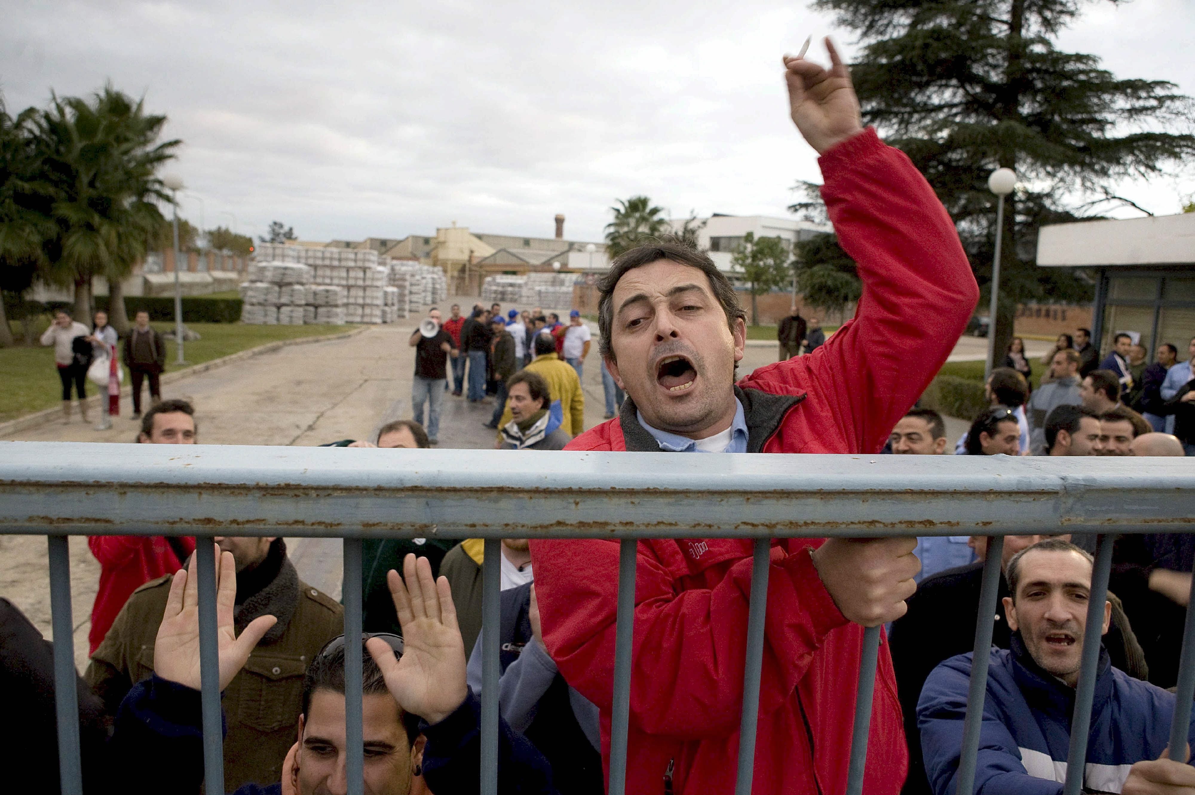 Los trabajadores Cerámicas Bellavista salen de la fábrica tras un encierro con disturbios