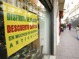 La crisis obliga a los comercios a adoptar rebajas «oficiosas» sin esperar al 2 de enero