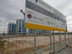 Sevilla Global mediará entre artesanos y Urbanismo por el retraso de ocho meses en Arte Sacro