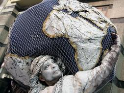 Konstantino, un mimo griego que quiere recorrer el mundo como Atlas