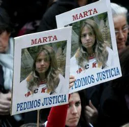 Una multitud arropa a los padres de Marta en Madrid y pide la cadena perpetua