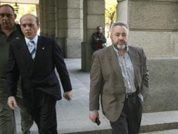 Acusan al alcalde de Burguillos de blanqueo y coacciones en pro de una empresa ligada al PSOE