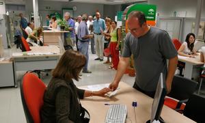 Unos 70.000 parados andaluces podrán pedir desde mañana la ayuda de 420 euros