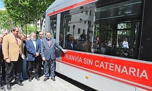 El alcalde acelera el uso comercial de un tranvía sin catenarias