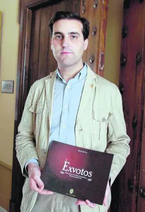 OCÍO RUZ  Manuel Galán posa, con su libro «Exvotos», el día de la presentación