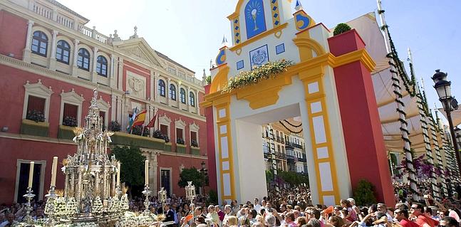 Sevilla celebra el Corpus Christi con menos calor y numerosos asistentes