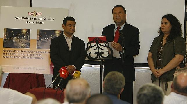 El alcalde no responde ni convence al comercio de Triana sobre la peatonalización
