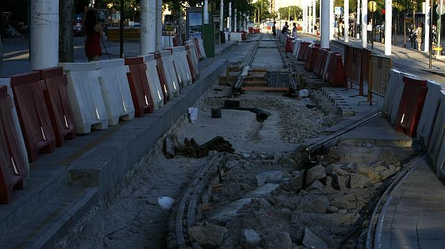 La obra del tranvía sigue de noche pese a las denuncias de los vecinos