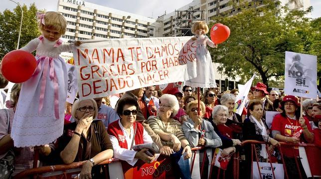 Multitudinaria concentración en Sevilla en defensa de la vida y contra el aborto