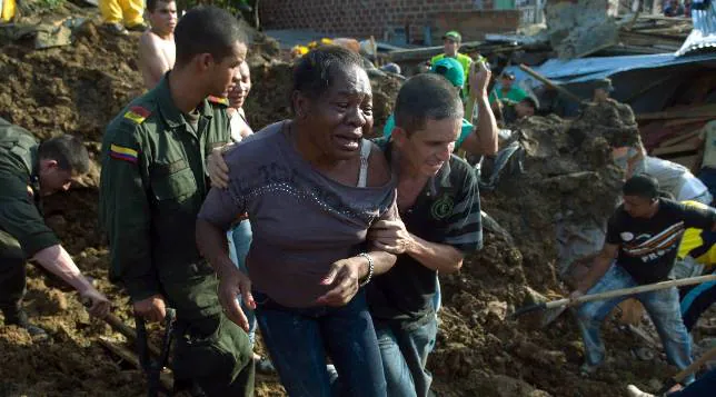 Mínima esperanza para los 130 sepultados bajo el lodo en Colombia