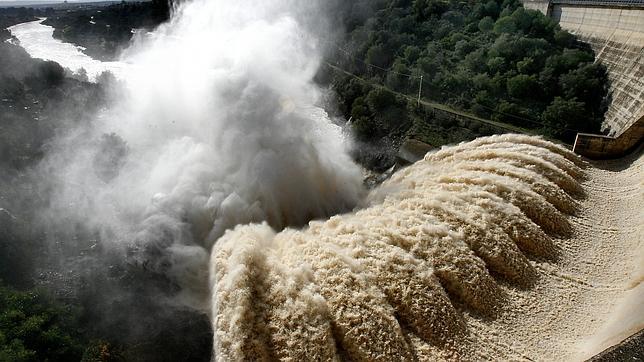 Los desembalses dejan una riada de acusaciones contra la gestión del agua