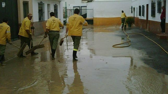 Lora sigue inundada aunque se estabiliza el caudal del Guadalquivir
