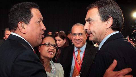 «Perplejidad» de Exteriores por el idilio entre Zapatero y Chávez