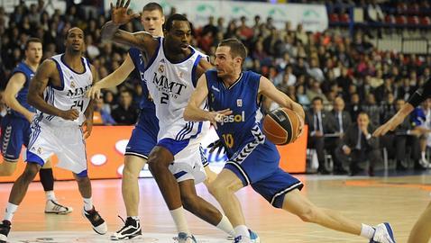 El Madrid aparta de la Copa al Cajasol (75-89)