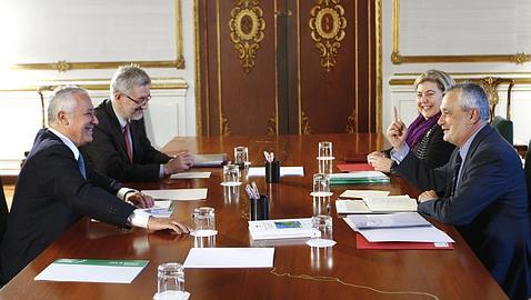 Griñán se sienta al fin a dialogar