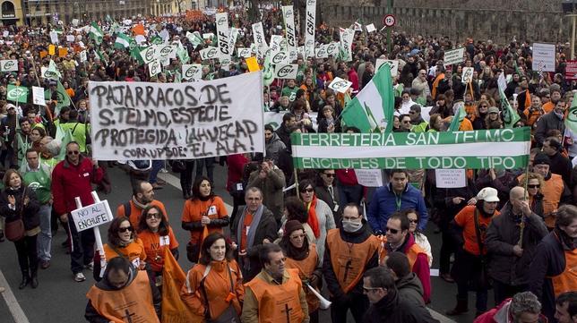 Decenas de miles de funcionarios piden que dimita Griñán por el «decretazo»