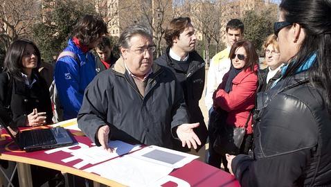 Zoido promete un campo de fútbol 7 en el Parque de Miraflores