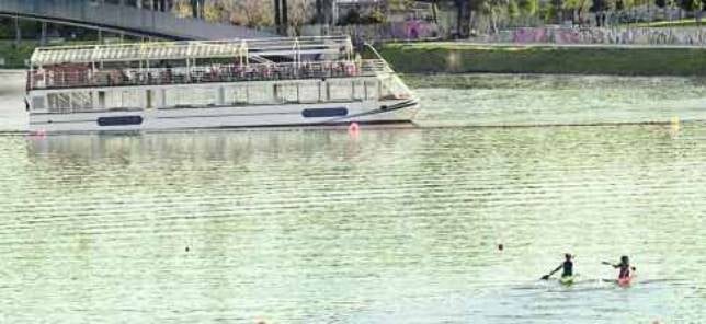 Un barco turístico arrolla a cuatro niñas que hacían remo