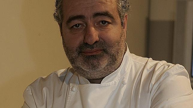 Muere el cocinero Santi Santamaría a los 53 años durante una visita a Singapur