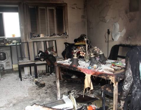 El llanto de un bebé evita que toda la familia muera en el incendio de una vivienda