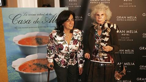 La Duquesa de Alba comparte sus recetas sobre cocina andaluza en un libro