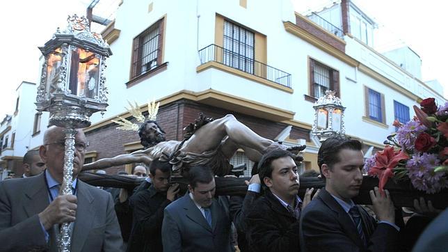 El Cristo de Pasión y Muerte recorrió las calles de Triana en su via crucis