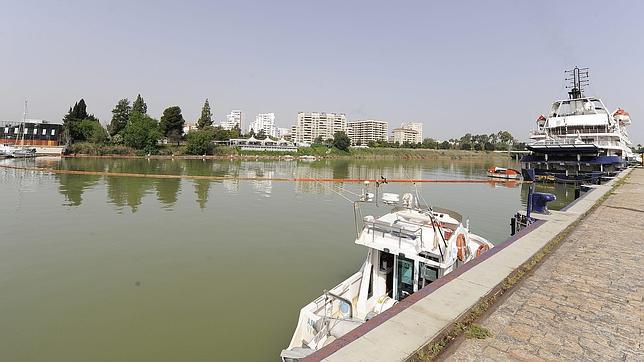 Vertido accidental de combustible en el Muelle de las Delicias