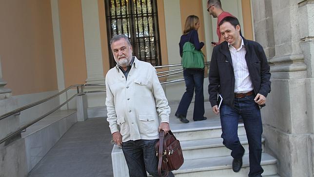 El PSOE-A pide coherencia a IU pero en Sevilla le tiende la mano