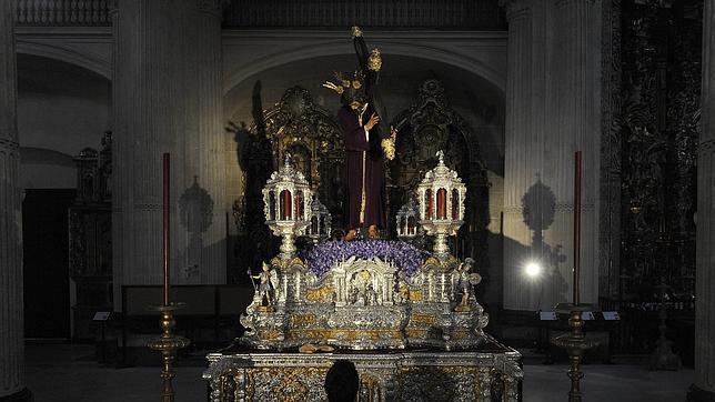 Lirios y música en Pasión