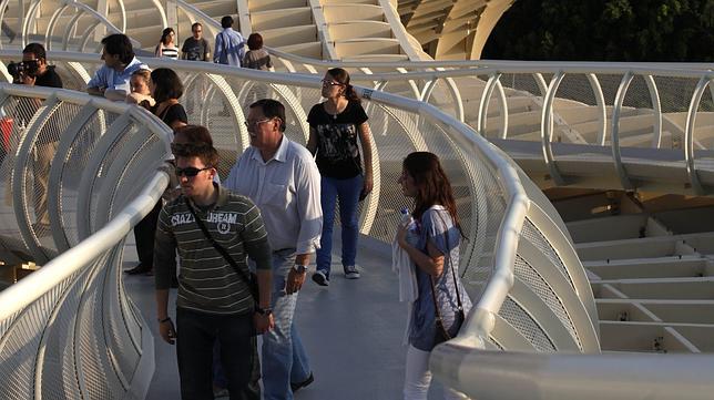 Masiva afluencia a la pasarela de las Setas