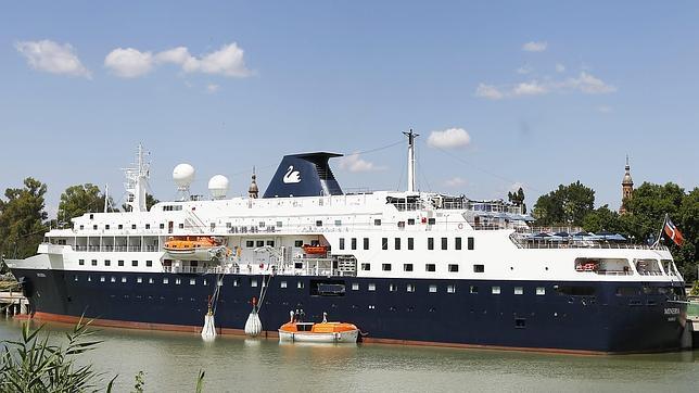 El crucero Minerva vuelve al Muelle de las Delicias