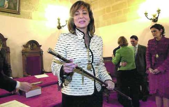 Sánchez ignora a los críticos y se resiste a dejar el mando del PSOE