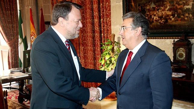 Zoido y Monteseirín escenifican el traspaso de poderes