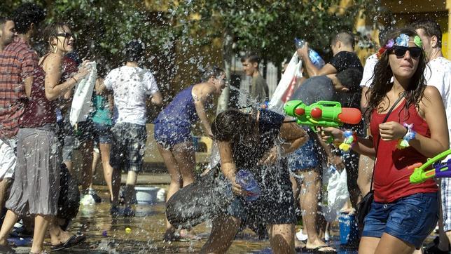 Erasmus de Sevilla combaten el calor con una fiesta del agua