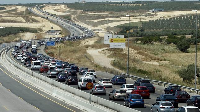 Más de 40 kilómetros de retenciones cerca de la costa de Huelva