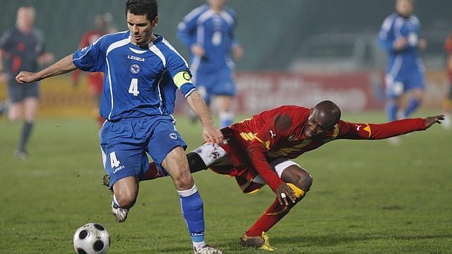 Spahic ya se ve como sevillista, pero su presidente dice que la oferta es insuficiente